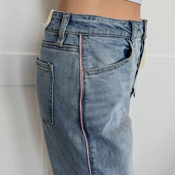 NWT-Francesca’s TGLA, Mid-Rise Straight Leg Jean w/ Pink Piping, Womens Size 26 - Picture 2 of 9